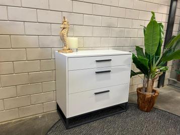 Moderne laden kast beschikbaar voor biedingen