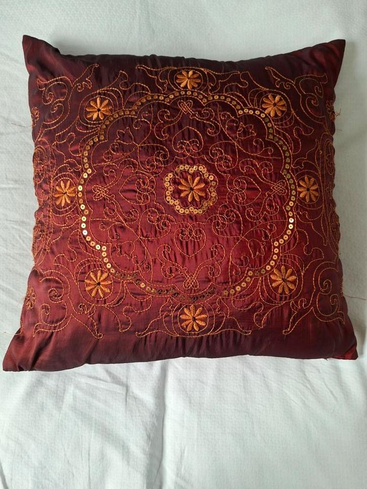 Marokkaans sierkussen met borduurwerk, Huis en Inrichting, Woonaccessoires | Kussens, Zo goed als nieuw, Rood, Vierkant, Ophalen of Verzenden