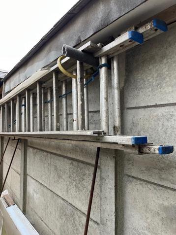 Ouderwetse,,Aluminium Ladder 40 treden met koord  beschikbaar voor biedingen