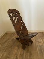 Afrikaanse stoel met handsnijwerk, Huis en Inrichting, Stoelen, Vintage, Bruin, Zo goed als nieuw, Eén