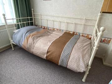 1 persoons bed met stalen frame  beschikbaar voor biedingen