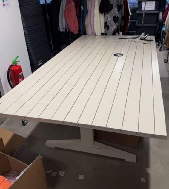 Grote witte tafel, Huis en Inrichting, Tafels | Eettafels, Ophalen, Overige materialen, Gebruikt, 100 tot 150 cm