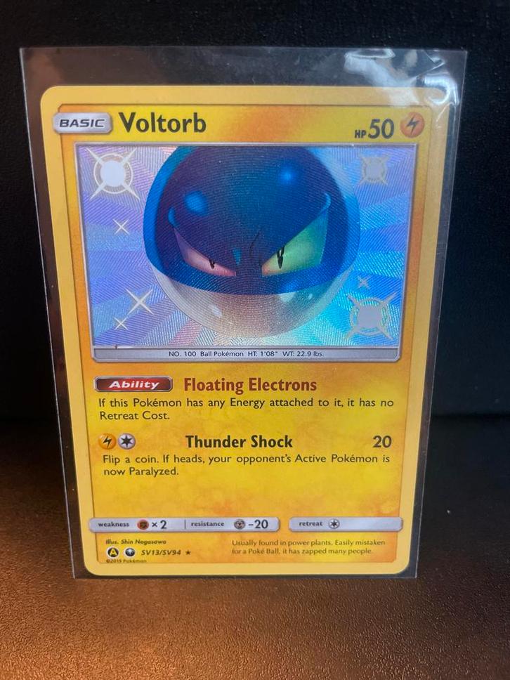 Shiny Voltorb SV13/SV94 - Hidden Fates, Hobby en Vrije tijd, Verzamelkaartspellen | Pokémon, Zo goed als nieuw, Losse kaart, Foil