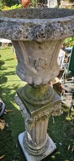 sierlijke brocante tuinvaas van beton op sokkel(brocante), Tuin en Terras, Tuinvazen, Ophalen, Gebruikt