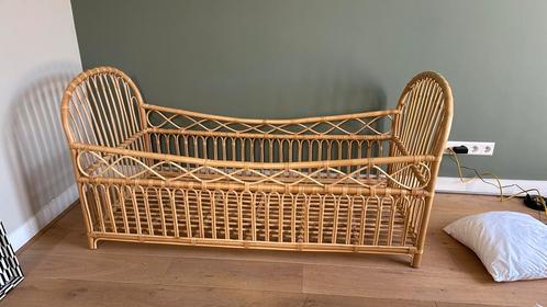 Rotan bed Leo & Moon, Kinderen en Baby's, Kinderkamer | Bedden, Zo goed als nieuw, 140 tot 160 cm, 70 tot 85 cm, Matras, Ophalen