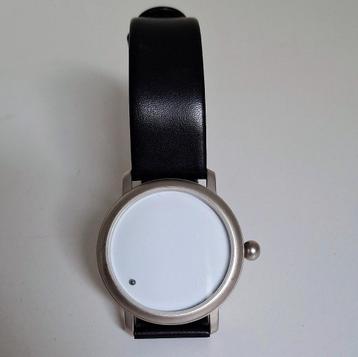 Handless Ladies Watch Tells Time With Magnetically DrivenBal beschikbaar voor biedingen