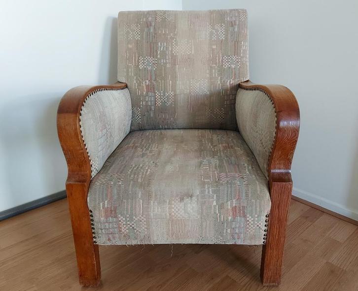 Zware fauteuil met houten frame en gebogen armleuningen, Huis en Inrichting, Fauteuils, Gebruikt, Hout, Metaal, Stof, 50 tot 75 cm