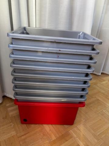 Te koop aangeboden: 9 stapelbakken beschikbaar voor biedingen