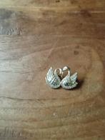 twee zwanen broche  goud kleurig, Overige materialen, Minder dan 4 cm, Ophalen of Verzenden, Zo goed als nieuw