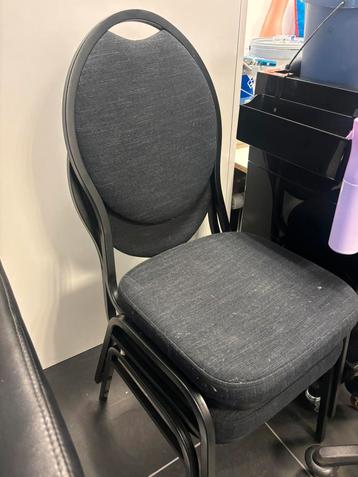 Twee zwarte stoelen beschikbaar voor biedingen