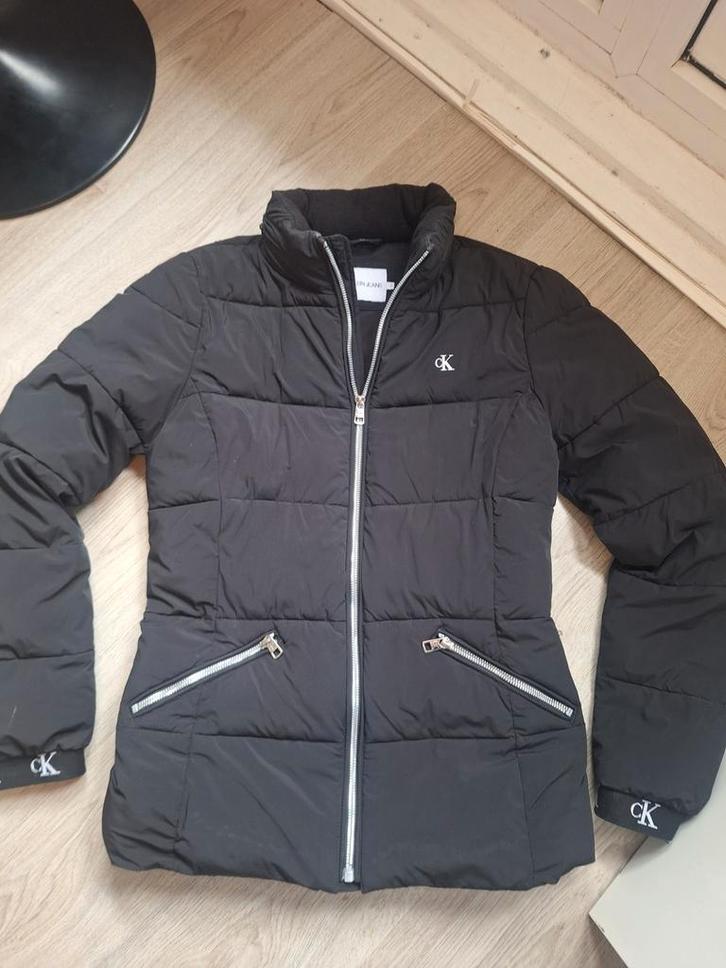 Zwarte Calvin Klein Jeans Winterjas maat 176 (XS), Kinderen en Baby's, Kinderkleding | Maat 176, Zo goed als nieuw, Meisje, Jas