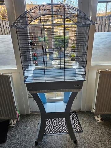 Mooie vogelkooi met standaard  beschikbaar voor biedingen