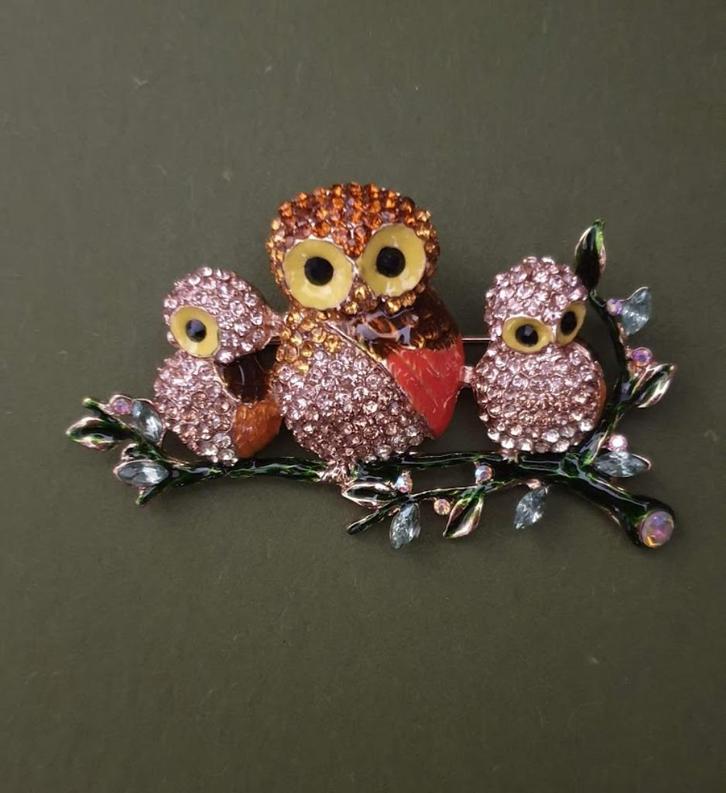 Leuke kleurige broche van 3 uilen en Swarovski elements, Sieraden, Tassen en Uiterlijk, Broches, Nieuw, Overige materialen, Goud