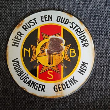 NSB emaille bordje - Hier Rust Een Oud-Strijder beschikbaar voor biedingen