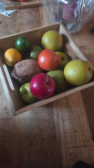 Houten Fruitschaal met Nepfruit beschikbaar voor biedingen