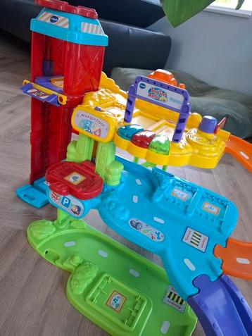 toet toet auto garage en politiebureau  beschikbaar voor biedingen