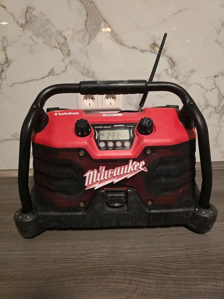 Milwaukee bouwradio Rockford Fosgate (werkt goed), Doe-het-zelf en Verbouw, Gereedschap | Overige machines, Zo goed als nieuw