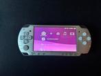 PSP Silver 2004 +NewBattery+20games+originele doos & kabels, Spelcomputers en Games, Spelcomputers | Sony PSP, Ophalen of Verzenden