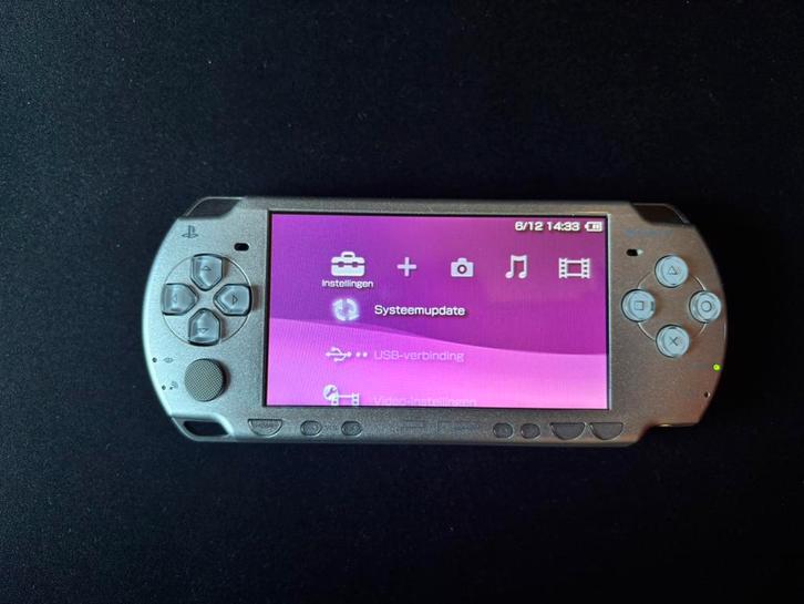 PSP Silver 2004 +NewBattery+20games+originele doos & kabels, Spelcomputers en Games, Spelcomputers | Sony PSP, Gebruikt, PSP, Met games