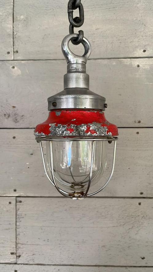 Leuk hanglampje voor onder je overkapping rood met grijs, Huis en Inrichting, Lampen | Hanglampen, Minder dan 50 cm, Ophalen of Verzenden