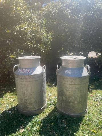 Twee aluminium melkbussen.  beschikbaar voor biedingen