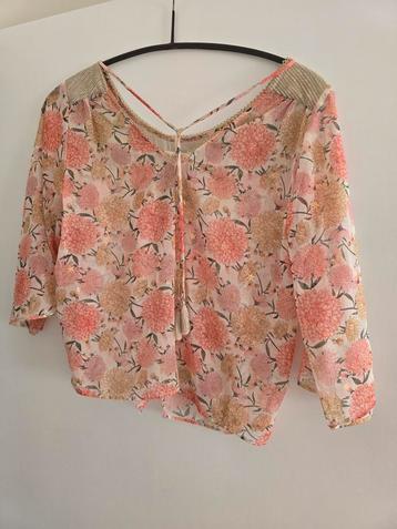 Gebloemde roze zomertop met gouden details beschikbaar voor biedingen