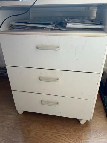 Witte commode op wielen beschikbaar voor biedingen
