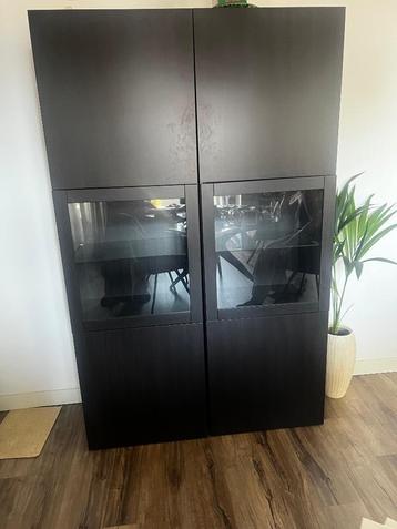 Zwarte (vitrine) kast beschikbaar voor biedingen