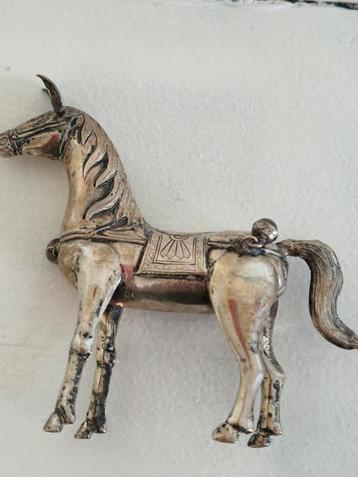 Zilver paardje beschikbaar voor biedingen