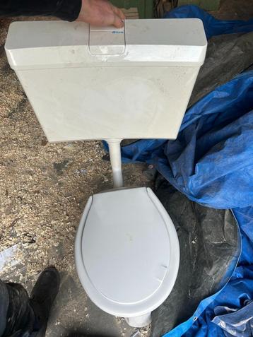 WC-pot met stortbak beschikbaar voor biedingen