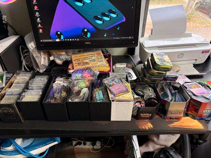 Grote Pokémon TCG verzameling – kaarten, accessoires & tins, Spelcomputers en Games, Spelcomputers | Overige, Zo goed als nieuw