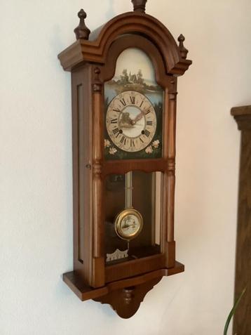 mooie wandklok / hangklok met prima uurwerk beschikbaar voor biedingen