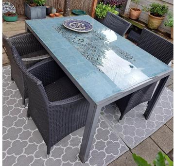 Tuinstel, tafel + 4 stoelen  beschikbaar voor biedingen