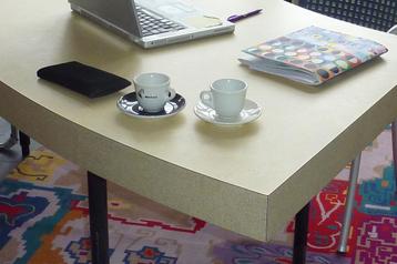 EETTAFEL en WERKTAFEL ineen, DUTCH DESIGN beschikbaar voor biedingen