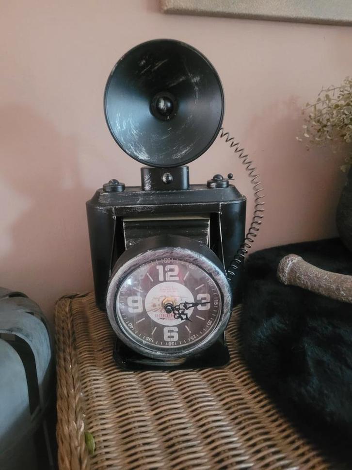 Leuke klok in camera vorm, Huis en Inrichting, Woonaccessoires | Klokken, Gebruikt, Wekker of Tafelklok, Analoog, Ophalen