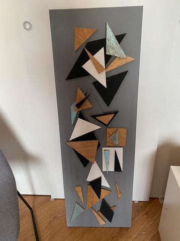 Bijzonder en speels kunstwerk, grijs doek en daarop hout beschikbaar voor biedingen