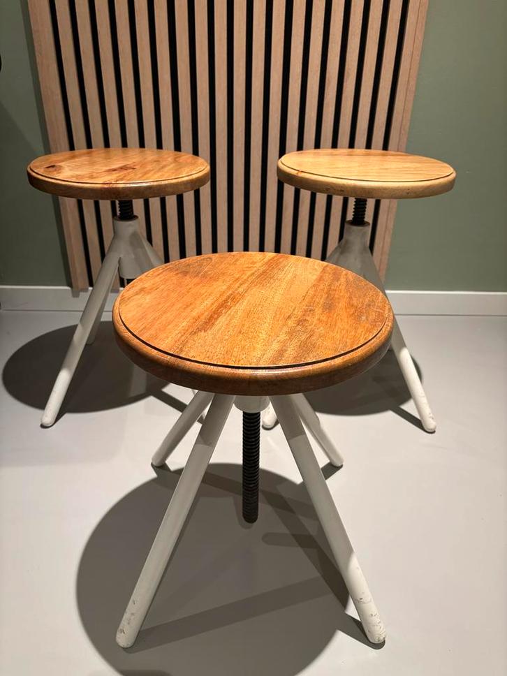 Krukjes met wit stalen pootjes.in hoogte verstelbaar 30p/st., Huis en Inrichting, Stoelen, Gebruikt, Drie, Hout, Wit, Ophalen