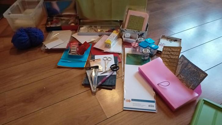 Groot pakket diverse knutselmaterialen vooral voor kaarten, Hobby en Vrije tijd, Knutselen, Gebruikt, Materiaal, Ophalen