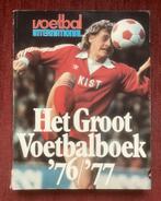 Voetbal International Groot Voetbalboek '76/'77, Ophalen of Verzenden, Gelezen, Balsport