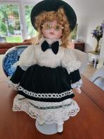 Mooie volledig gave porseleinen pop met een brilletje, Verzamelen, Poppen, Ophalen of Verzenden, Zo goed als nieuw, Pop
