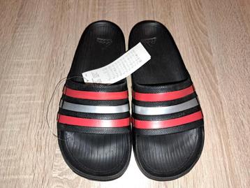 Adidas slippers beschikbaar voor biedingen