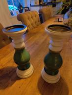 ZGAN 2 nieuwe oud groen witte kaarsen standaards  28 cm hoog, Huis en Inrichting, Overige materialen, Ophalen of Verzenden, Zo goed als nieuw