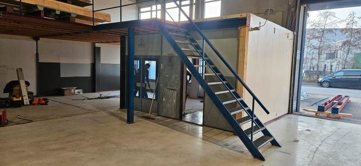 Stalen trap met bordes en pilaar en vloer + - 300cm hoog, Doe-het-zelf en Verbouw, Ladders en Trappen, Ophalen