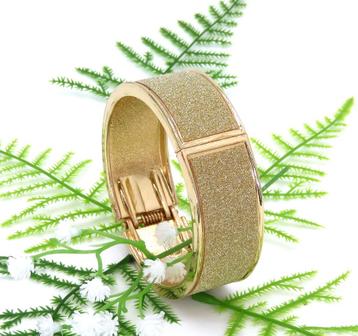 Heel mooie rosé goud slavenarmband met strass steentjes. beschikbaar voor biedingen