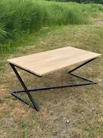 Unieke handgemaakte industriële salontafel van staal & hout beschikbaar voor biedingen