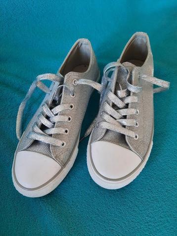 Zilverkleurige veterschoenen merk Kayla ( maat 41 ) z.g.a.n beschikbaar voor biedingen