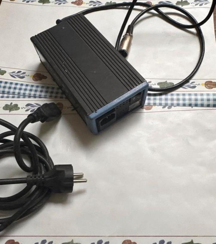 TE 4C24040 Batterijlader - Gebruikt bikkel 24v oplader, Fietsen en Brommers, Fietsaccessoires | Fietsaccu's, Gebruikt, Ophalen of Verzenden