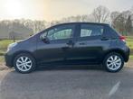 Toyota Yaris 1.3 VVT-i Now Top 5 editie top onderhouden met, Euro 5, Stof, Gebruikt, Zwart