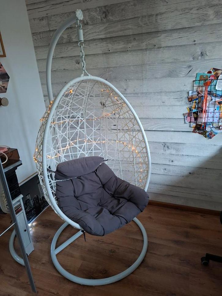 Mooie Hangstoel - Perfect voor Ontspanning!, Huis en Inrichting, Stoelen, Gebruikt, Eén, Metaal, Stof, Wit, Ophalen