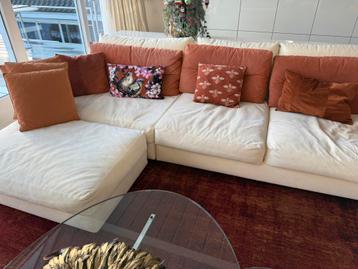 Loungebank en eetkamerstoelen en vloerkleden